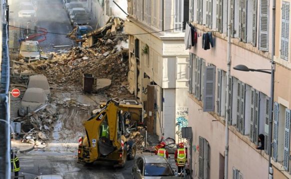 230409084708-02-marseille-france-building-collapse-0409-810x500-1.jpg