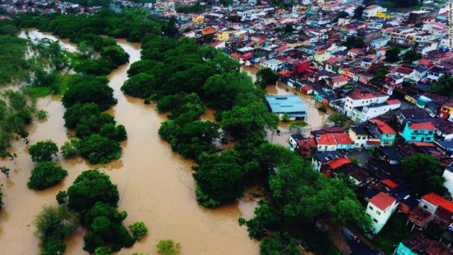 288896-27122021-1640568610-273393461-211226181727-01-brazil-flooding-1226-exlarge-169.jpg