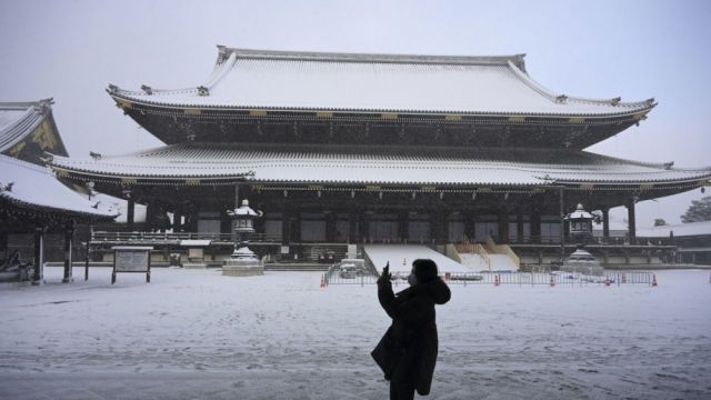 302570-25012023-1674654249-61218462-230124223031-01-kyoto-snow-012523.jpg