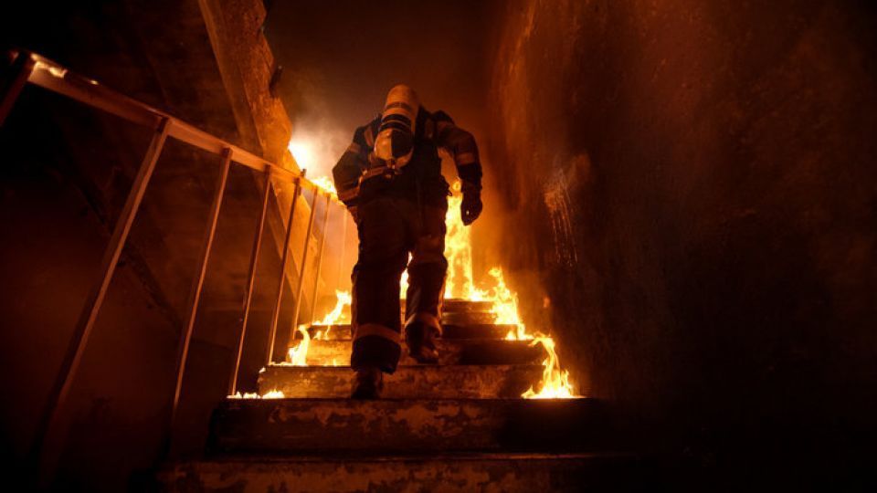 firefighter-stairs-burning-building-73lddfjd9m6zbqtwi9xvf3r31b32rm7wws4m32r1r9c-7685w972yudkl2pkfbxxnck9mjgf6zp3ekjp9vhyvy8.jpg